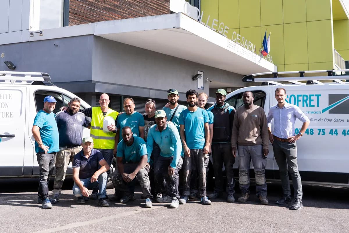 L'équipe SOFRET réunie devant ses camionnettes à la fin du chantier d'un collège